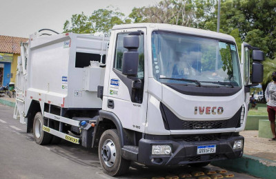 Fábio Abreu entrega caminhão compactador em São Miguel do Tapuio